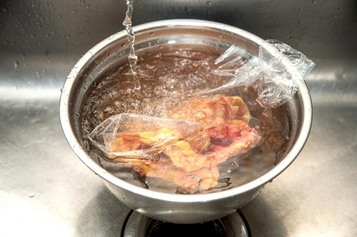 Положите мясо в миску и залейте водой