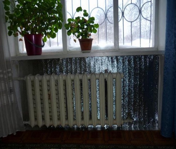 Сделайте за батареей теплоотражающий экран