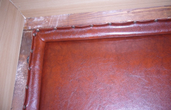 Проведите теплоизоляцию входной двери