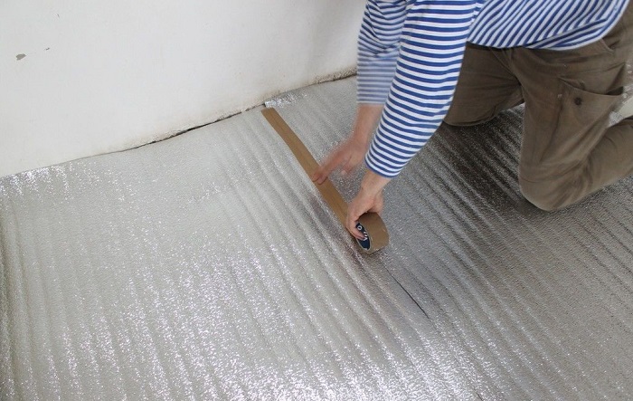 Постелите под напольное покрытие утеплитесь из фольги