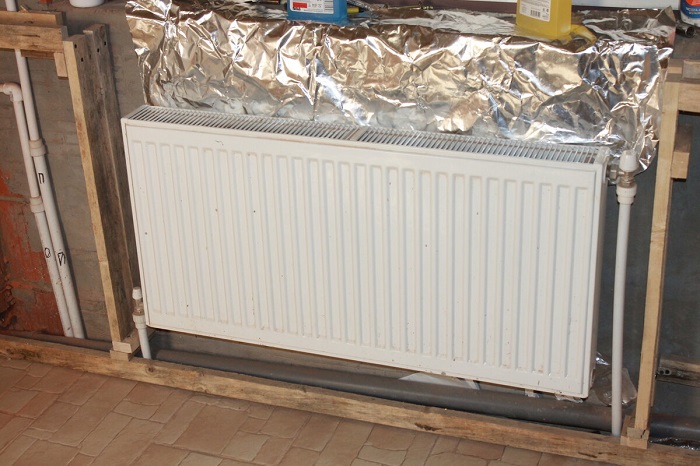 Вместо массивных люстр выбирают скрытые светильники