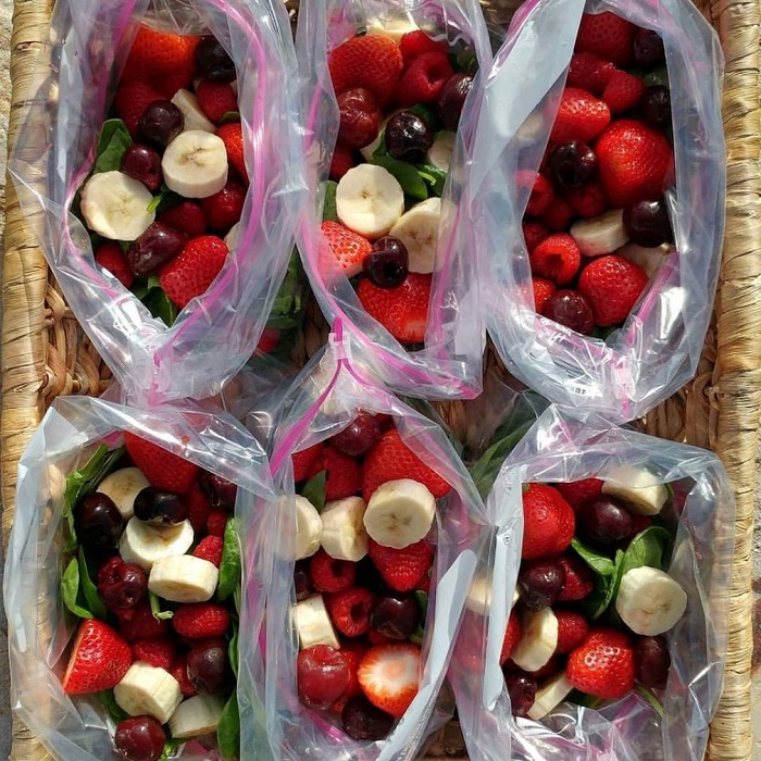 Ягоды можно замораживать вместе с фруктами. / Фото: vsegda-pomnim.com