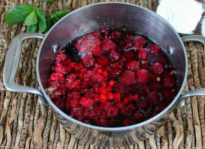 Из замороженных ягод получается отличный компот. / Фото: litmap.ru