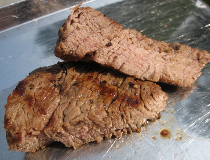 Дорогое мясо с прожаркой well done по вкусу похоже на обычный магазинный кусок. / Фото: doneavivservicetoday.com