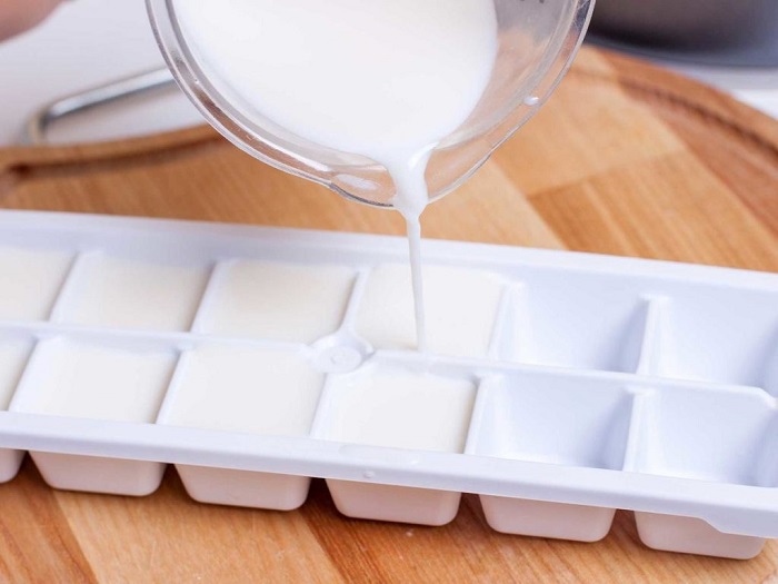 Молоко можно заморозить кубиками, чтобы удобно было добавлять в кофе. / Фото: usluga-vsem.ru