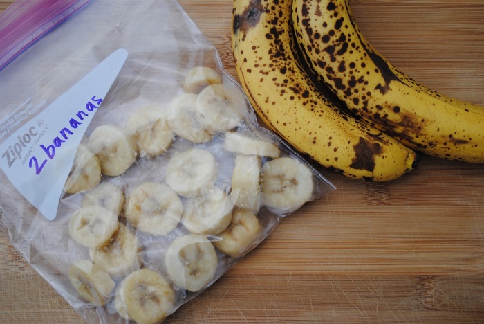 Бананы можно нарезать кружочками толщиной около 0,5 сантиметра. / Фото: vosadu-li-vogorode.ru