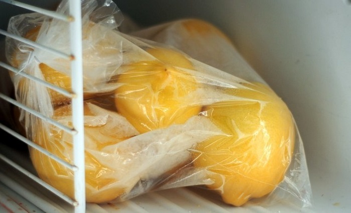 Лимоны можно замораживать целыми. / Фото: triodesigngroup.ru