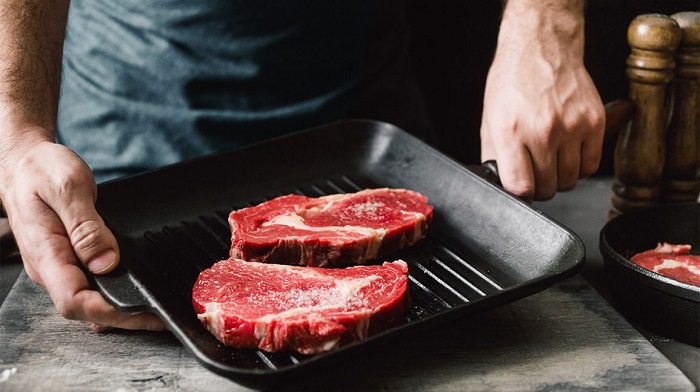 Из красного мяса часто готовят стейки. / Фото: kodelife.ru