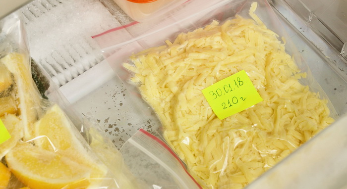 Для удобства сыр можно натереть на терке и подписать. / Фото: snus-outlet.ru