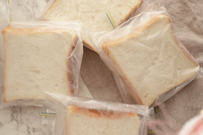 Для заморозки удобно покупать нарезанный хлеб. / Фото: 123ru.net