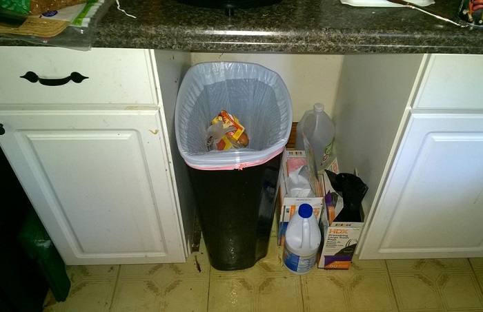 Нужно не только выносить мусор, но и мыть ведро. / Фото: fb.ru