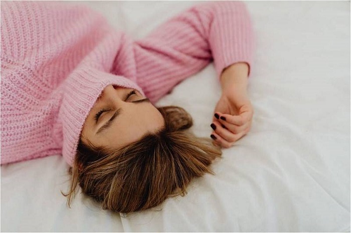 Нежелательно спать в теплом свитере. / Фото: novochag.ru