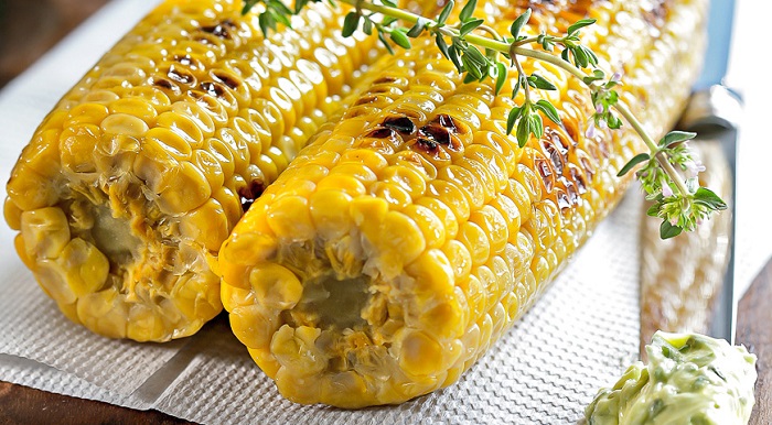 Кукуруза, запеченная в духовке с маслом. / Фото: gastronom.ru