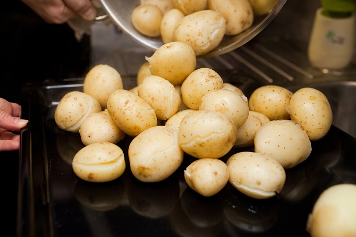 В молодом картофеле много витамина С. / Фото: zeleniyglukhar.ru