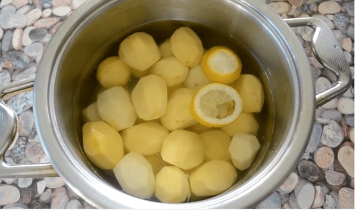 Чтобы картофель не почернел, залейте его водой с лимоном. / Фото: sdelai-lestnicu.ru
