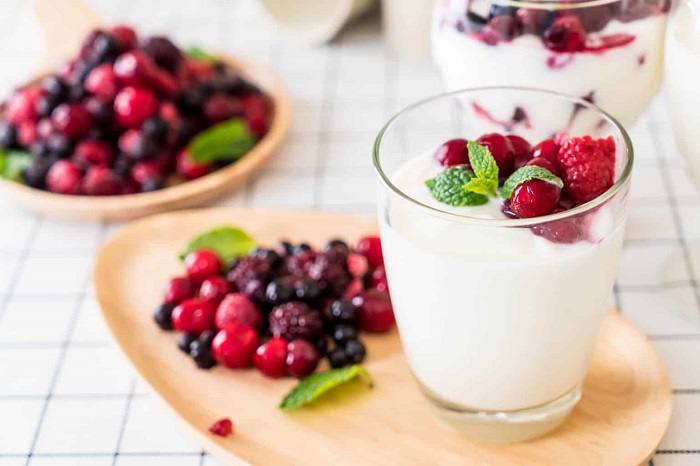 Кефир с ягодами полезен для микрофлоры кишечника. / Фото: blotos.ru