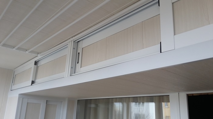 Антресоль подойдет для балконов с высокими потолками. / Фото: idei.club