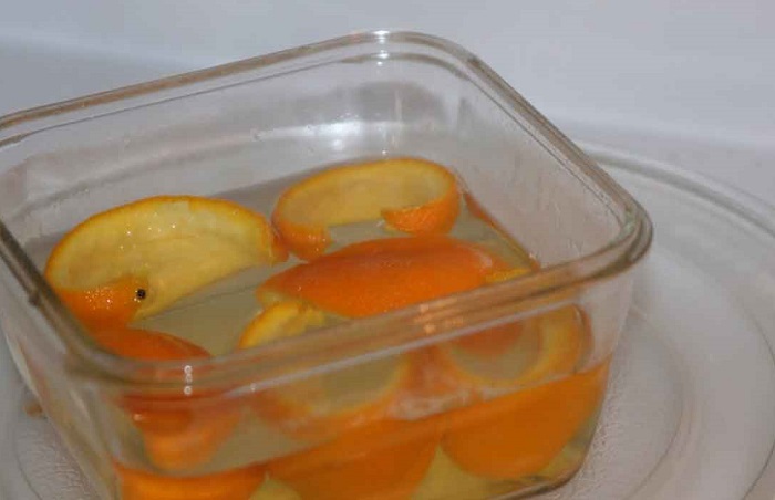 Поставьте в микроволновку миску с апельсиновыми корками. / Фото: fabricatinromania.info