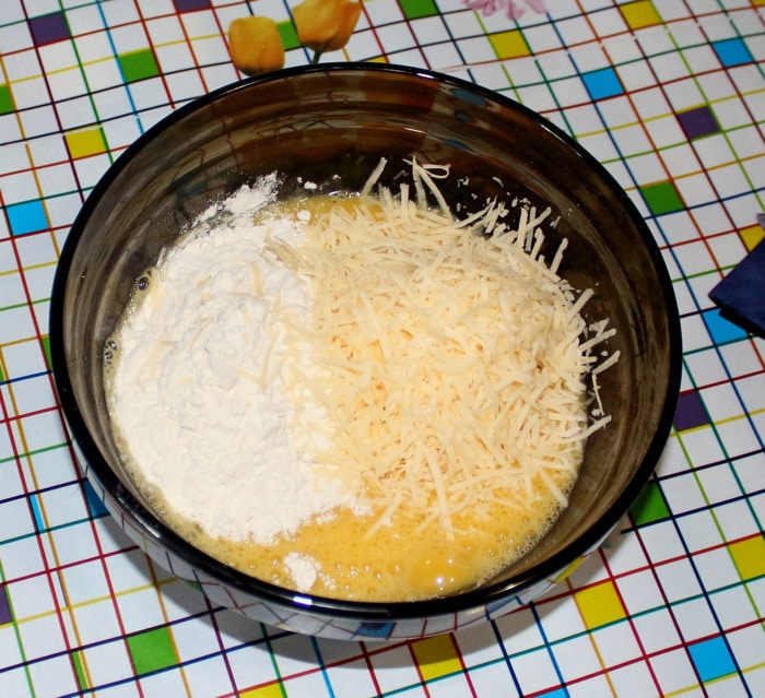 Добавьте в кляр сыр, измельченный на терке, и муку. / Фото: cpykami.ru