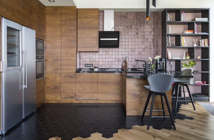 Разные напольные покрытия разделяют комнату на две части. / Фото: design-homes.ru