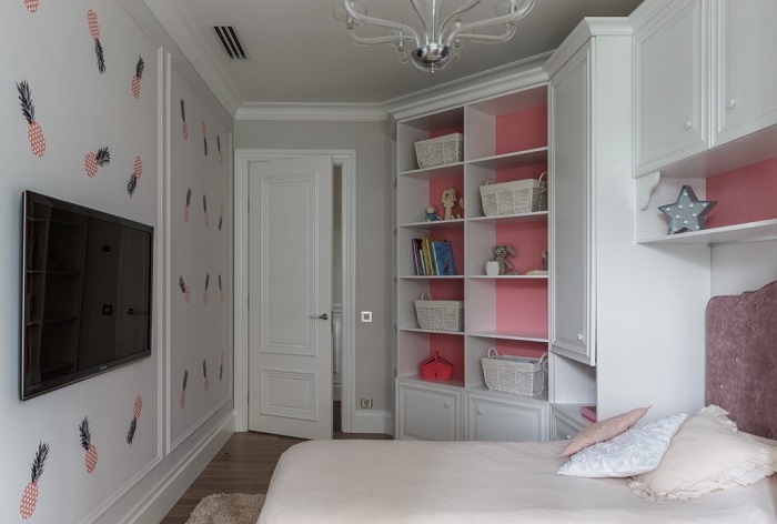 Для спальни неправильной формы сделали мебель на заказ. / Фото: capiton-mebel.ru