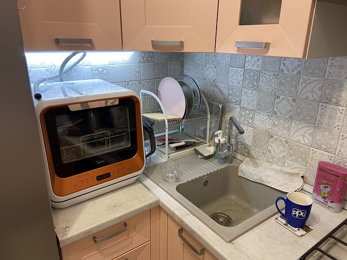 Настольная посудомоечная машина иногда удобнее встроенной. / Фото: tehno-a.ru