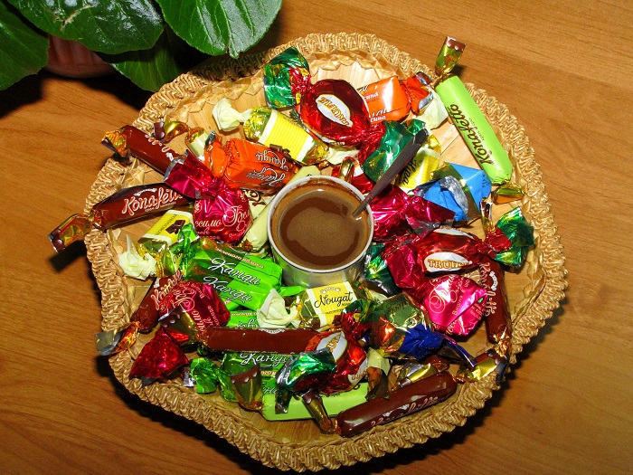 Шоколадные конфеты в вазочке к чаю. / Фото: fotokonkurs.ru