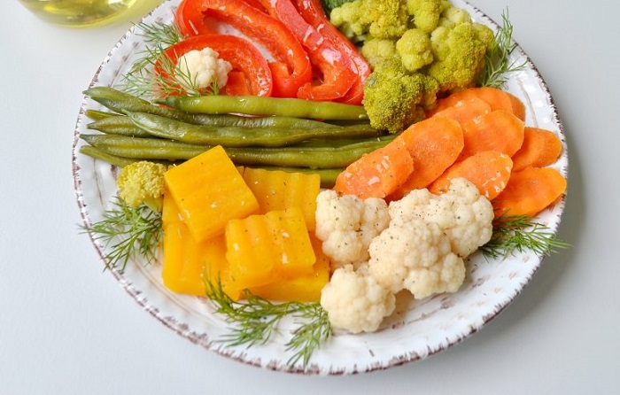 Если смазать овощи маслом, они сохранят цвет. / Фото: povar.ru