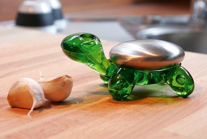 Металлическое мыло в виде черепахи на пластиковой подставке. / Фото: roomble.com