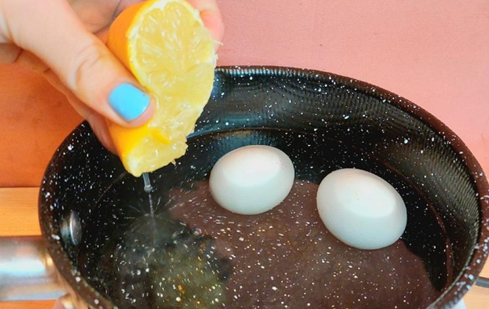 Выдавите лимонный сок в кастрюлю с яйцами.  / Изображение: дзен-канал technotion