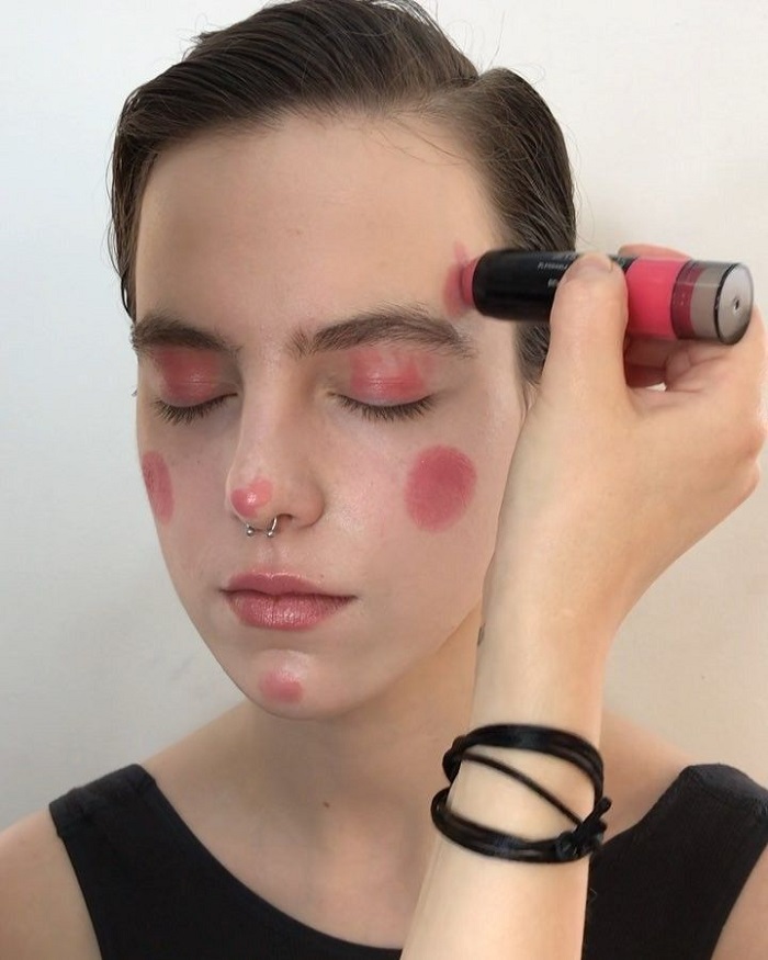 Экспресс-макияж румянами в форме стика. / Фото: lisa.ru Экспресс-макияж румянами в форме стика. / Фото: lisa.ru