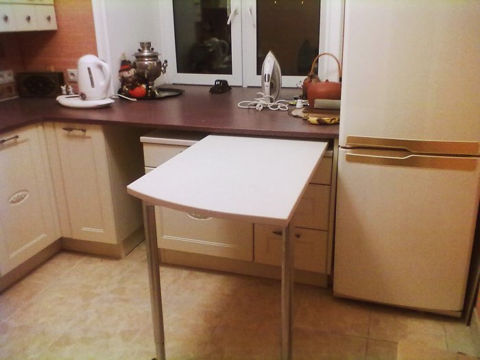 Дополнительная столешница не будет лишней на маленькой кухне. / Фото: dizainexpert.ru
