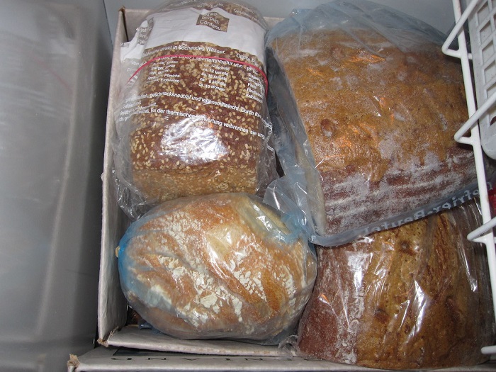 В морозилке хлеб долго будет оставаться свежим. / Фото: snus-outlet.ru