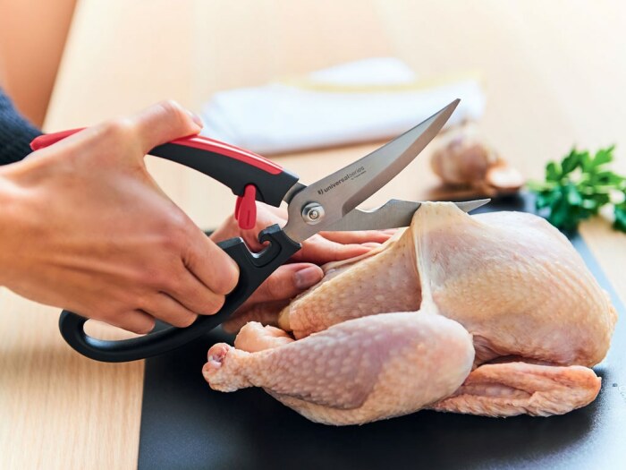 Кухонными ножницами можно разделать курицу. / Фото: tupperware-online.ru