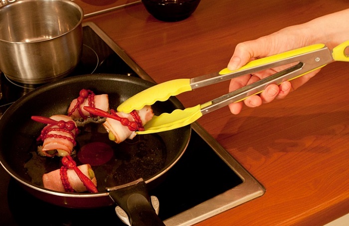 Кухонными щипцами удобно переворачивать продукты на сковороде. / Фото: araks-rock.ru