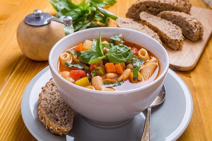 Итальянский суп минестроне можно готовить из любых сезонных продуктов. / Фото: mykaleidoscope.ru