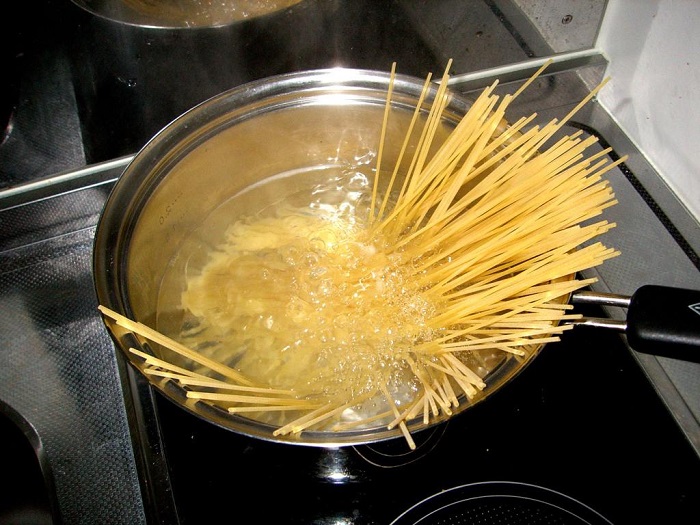Спагетти лучше варить целиком. / Фото: skolkovaryat.ru