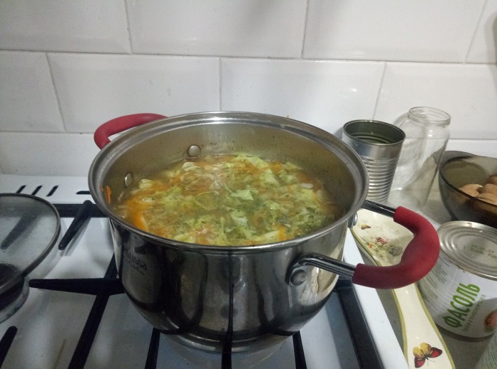 Оставлять суп на ночь на плите - ошибка. / Фото: fb.ru