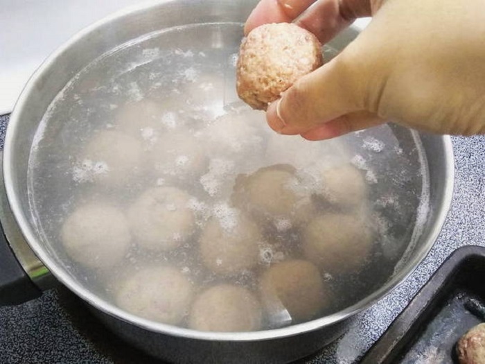 Фрикадельки нужно класть в холодную воду