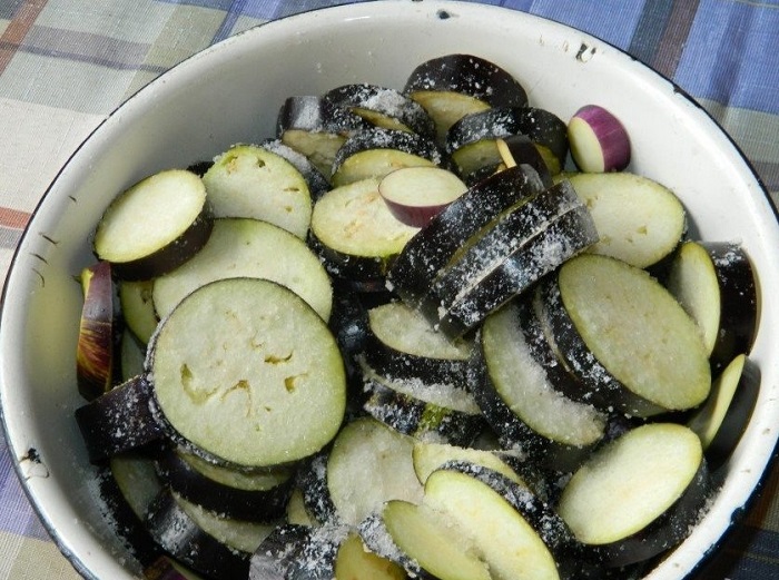 Соль вытягивает из баклажанов горечь