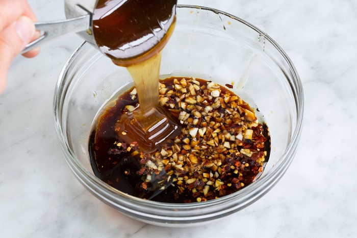 Приготовьте маринад из соевого соуса, меда и чеснока