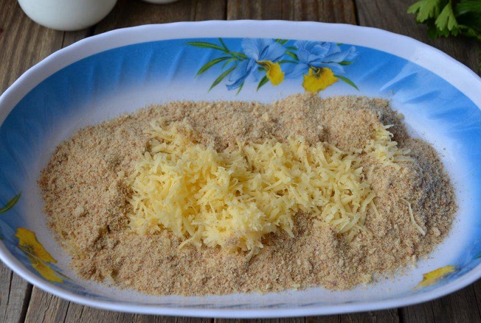 Смешайте панировочные сухари и натертый сыр