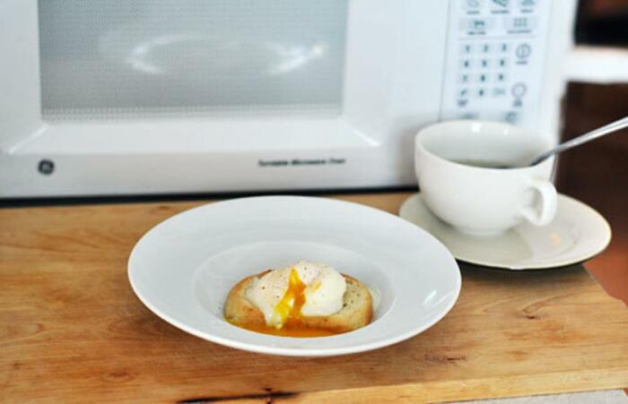 Самый простой способ приготовить яйцо пашот. / Фото: fb.ru