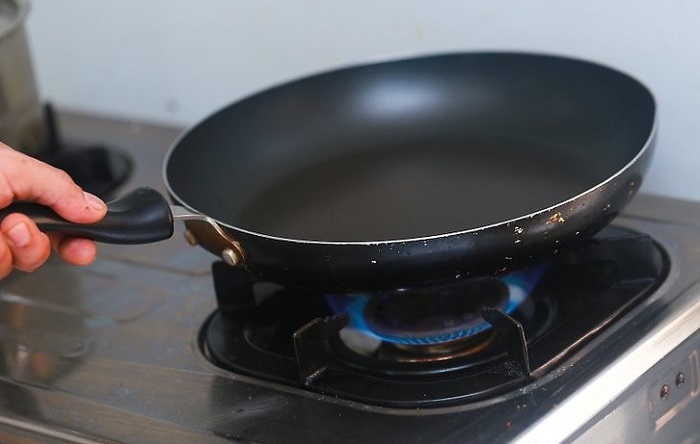 Поставьте сковороду на плиту