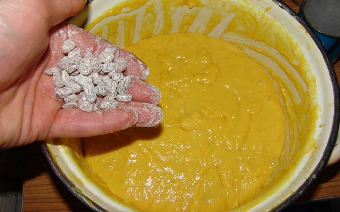 Добавьте в тесто изюм, смешанный с мукой