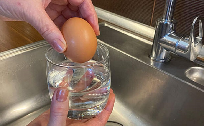 Положите яйцо в стакан с водой