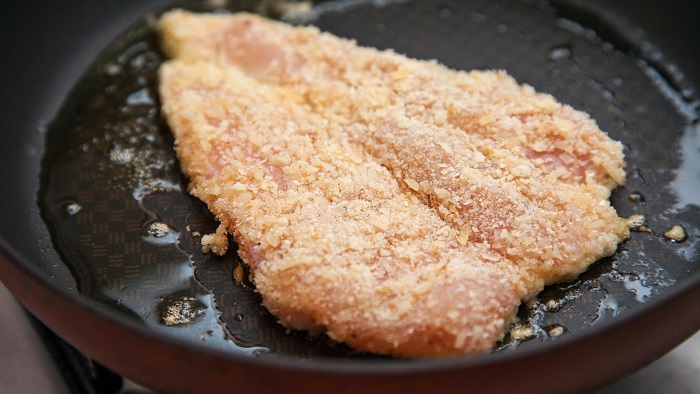 Обжарьте филе с двух сторон по две минуты