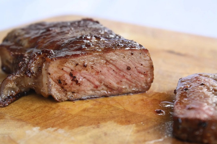 Если сразу разрезать стейк, весь сок вытечет