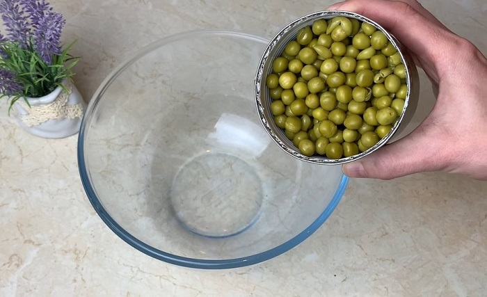 Нужно слить жидкость с горошка