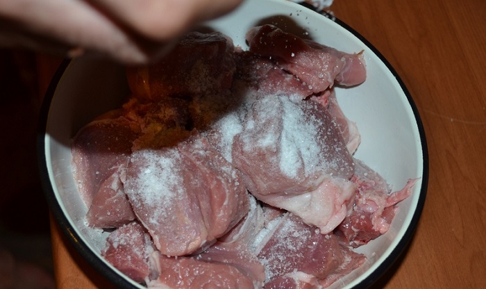 Солить мясо нужно непосредственно перед приготовлением